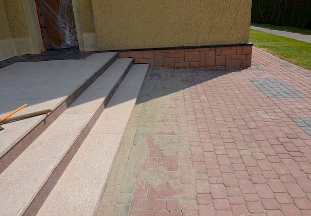 Zakończenie prac przy kościele parafialnym (drzwi i schody)