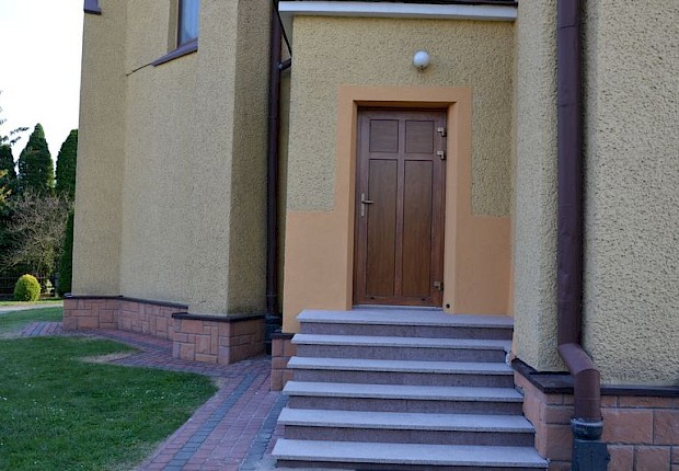 Zakończenie prac przy kościele parafialnym (drzwi i schody)