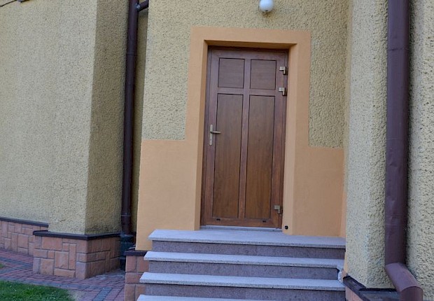 Zakończenie prac przy kościele parafialnym (drzwi i schody)