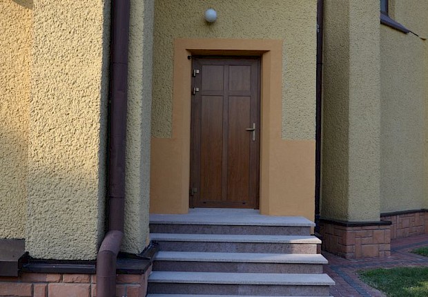 Zakończenie prac przy kościele parafialnym (drzwi i schody)