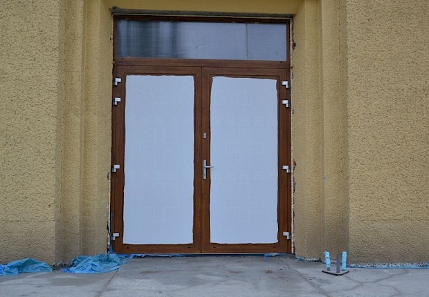 Wymiana drzwi zewnętrznych w kościele parafialnym