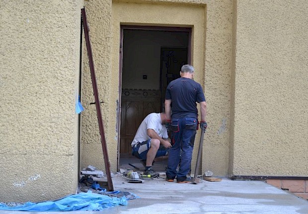 Wymiana drzwi zewnętrznych w kościele parafialnym
