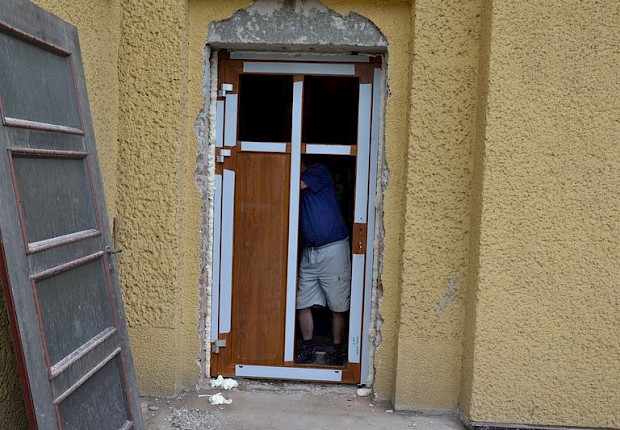 Wymiana drzwi zewnętrznych w kościele parafialnym