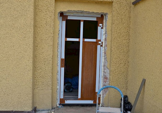Wymiana drzwi zewnętrznych w kościele parafialnym