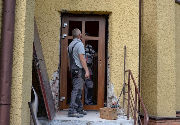 Wymiana drzwi zewnętrznych w kościele parafialnym