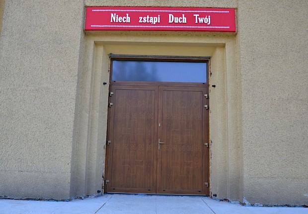 Wymiana drzwi zewnętrznych w kościele parafialnym