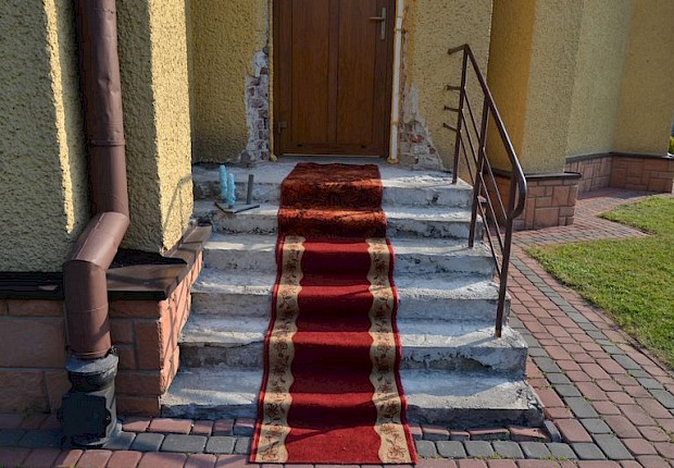 Wymiana drzwi zewnętrznych w kościele parafialnym