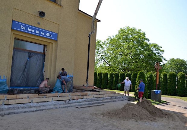 Remont schod&oacute;w w kościele parafialnym