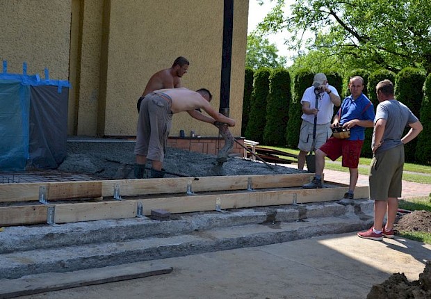 Remont schod&oacute;w w kościele parafialnym