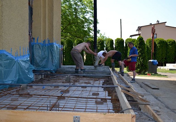 Remont schod&oacute;w w kościele parafialnym
