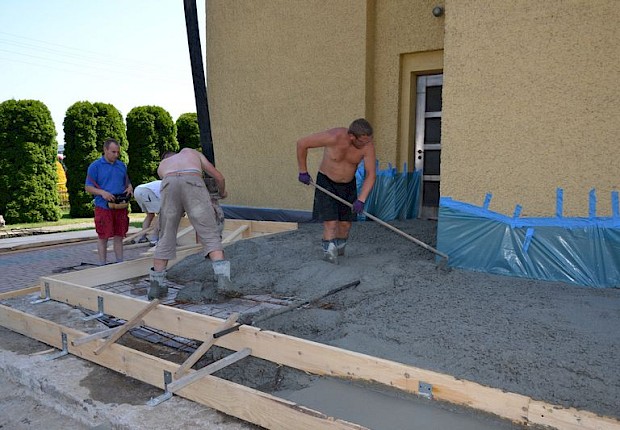 Remont schod&oacute;w w kościele parafialnym