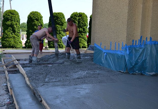 Remont schod&oacute;w w kościele parafialnym