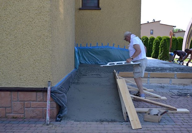 Remont schod&oacute;w w kościele parafialnym