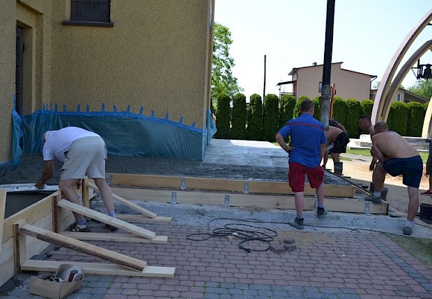 Remont schod&oacute;w w kościele parafialnym