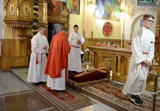 Adoracja Najświętszego Sakramentu i Liturgia Męki Pańskiej