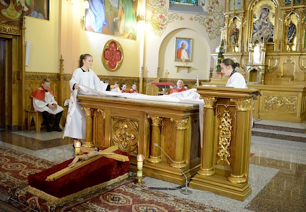 Adoracja Najświętszego Sakramentu i Liturgia Męki Pańskiej