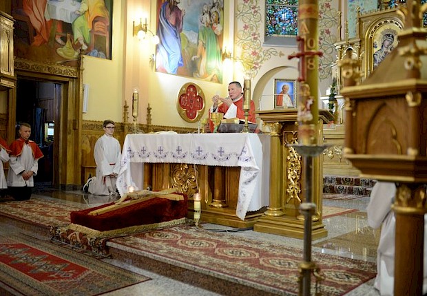 Adoracja Najświętszego Sakramentu i Liturgia Męki Pańskiej