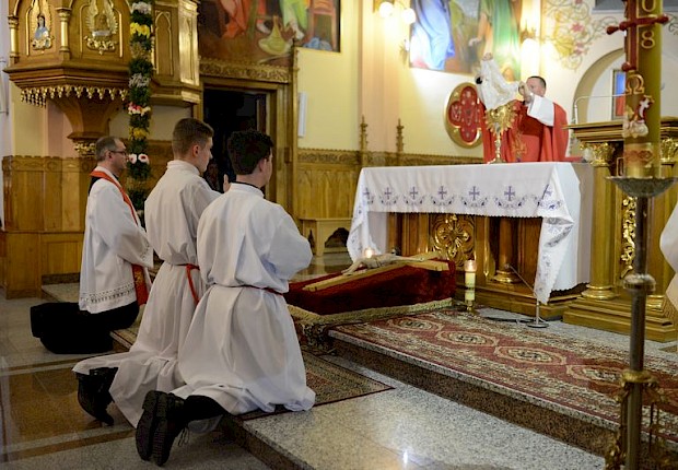 Adoracja Najświętszego Sakramentu i Liturgia Męki Pańskiej