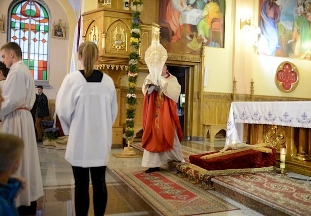 Adoracja Najświętszego Sakramentu i Liturgia Męki Pańskiej