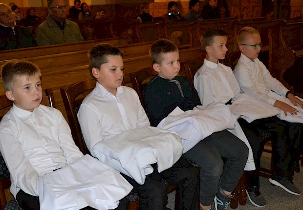Przyjęcie kandydat&oacute;w do posługi ministranta