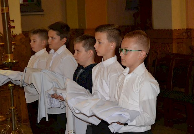 Przyjęcie kandydat&oacute;w do posługi ministranta