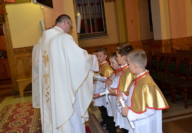 Przyjęcie kandydat&oacute;w do posługi ministranta