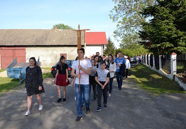 Pielgrzymka do Matki Bożej w lesie
