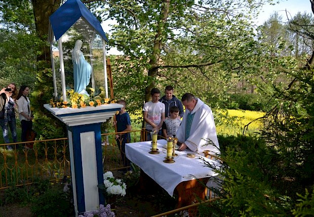 Pielgrzymka do Matki Bożej w lesie