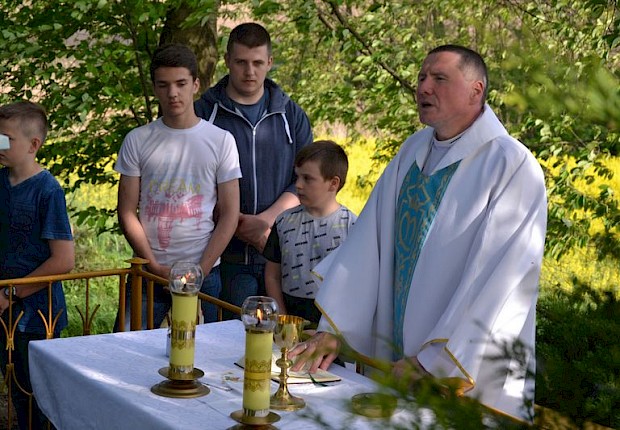 Pielgrzymka do Matki Bożej w lesie