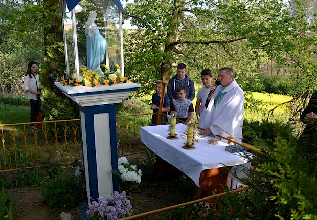 Pielgrzymka do Matki Bożej w lesie