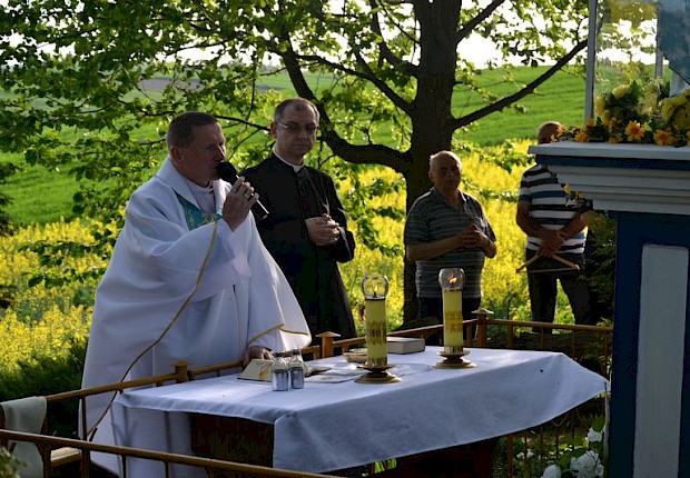 Pielgrzymka do Matki Bożej w lesie