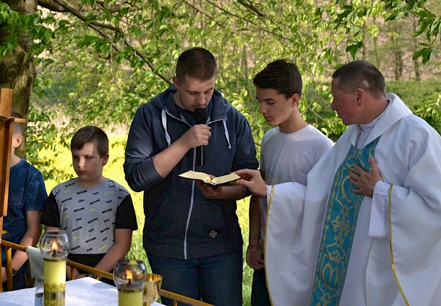 Pielgrzymka do Matki Bożej w lesie