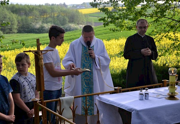 Pielgrzymka do Matki Bożej w lesie