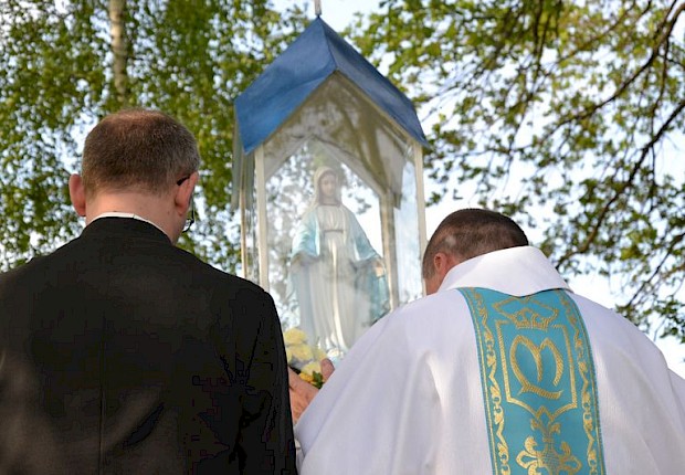 Pielgrzymka do Matki Bożej w lesie