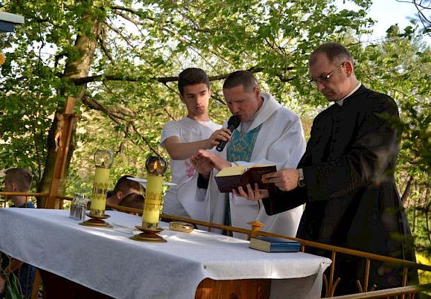 Pielgrzymka do Matki Bożej w lesie