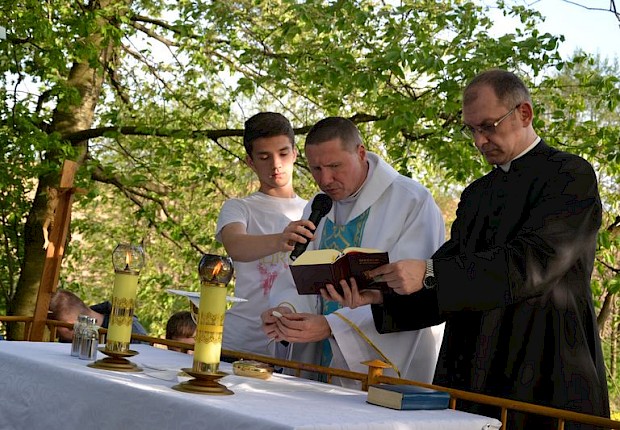 Pielgrzymka do Matki Bożej w lesie
