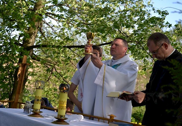 Pielgrzymka do Matki Bożej w lesie