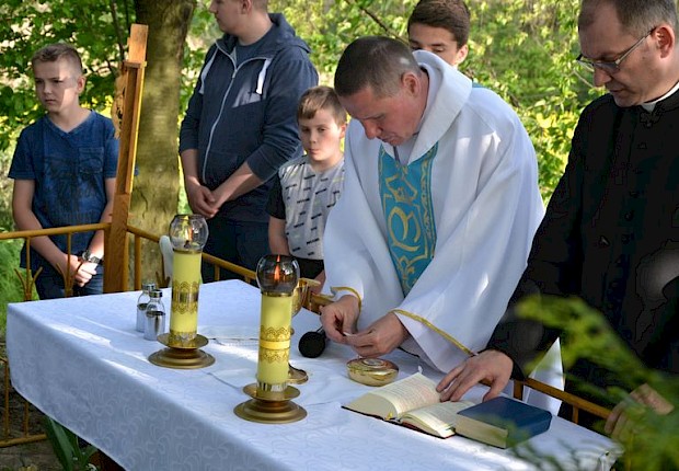 Pielgrzymka do Matki Bożej w lesie