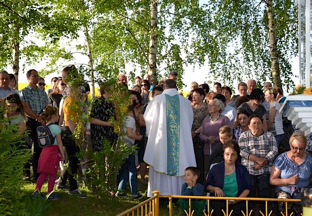 Pielgrzymka do Matki Bożej w lesie