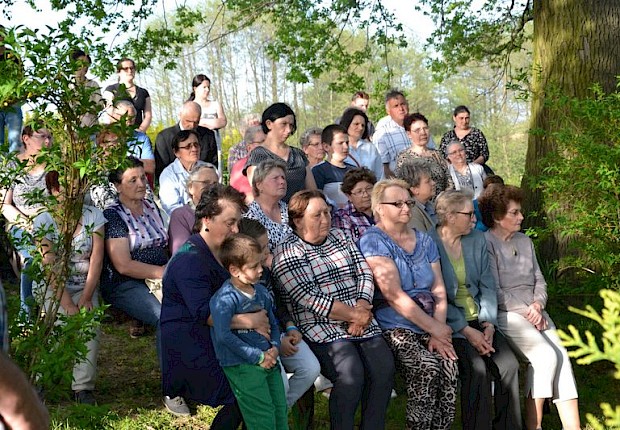 Pielgrzymka do Matki Bożej w lesie