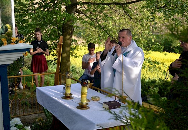 Pielgrzymka do Matki Bożej w lesie