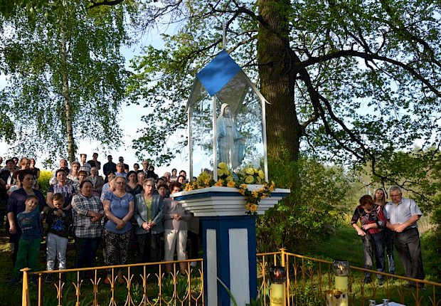 Pielgrzymka do Matki Bożej w lesie