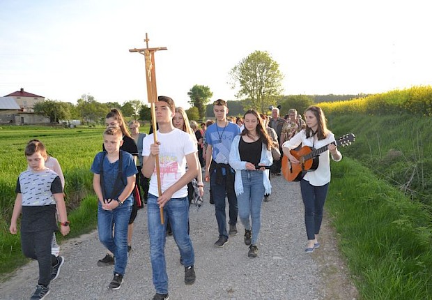 Pielgrzymka do Matki Bożej w lesie