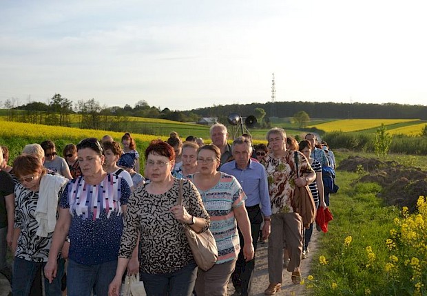 Pielgrzymka do Matki Bożej w lesie