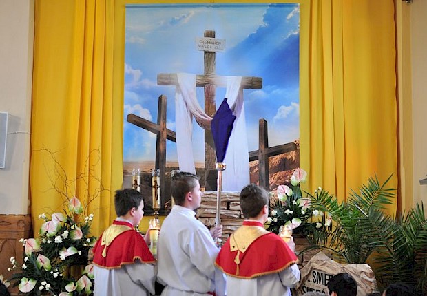 Wielki Piątek: liturgia Męki Pańskiej i adoracja