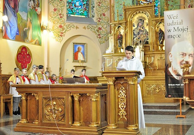 Wielki Piątek: liturgia Męki Pańskiej i adoracja