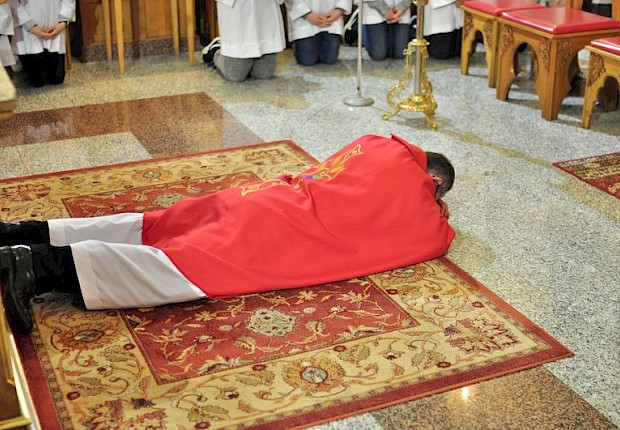 Wielki Piątek: liturgia Męki Pańskiej i adoracja