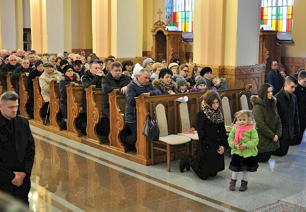 Wielki Piątek: liturgia Męki Pańskiej i adoracja