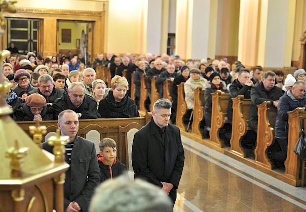 Wielki Piątek: liturgia Męki Pańskiej i adoracja