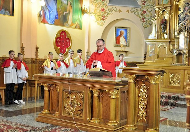 Wielki Piątek: liturgia Męki Pańskiej i adoracja